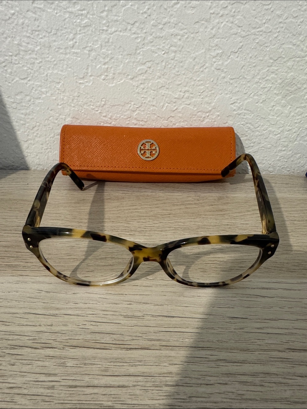 Tory Burch Tortoiseshell Cat-Eye Glasses with Orange Logo Case